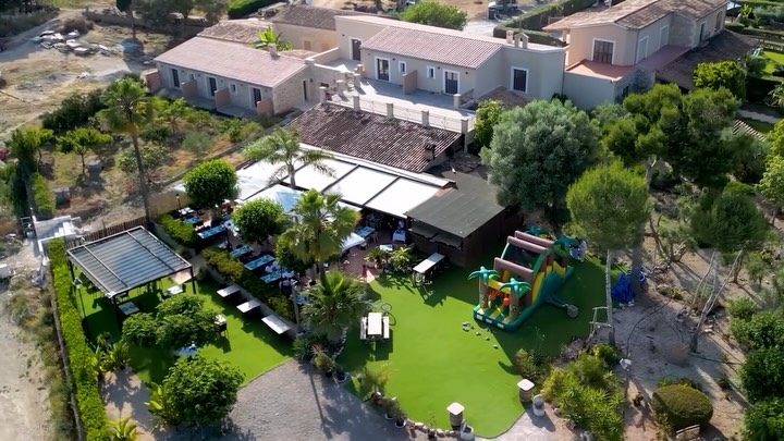 ¿Qué pasa cuando juntas carne de primera al grill de carbón, el sabor inconfundible de nuestro horno de leña, cócteles bien frescos y música en directo bajo el sol de Mallorca? Que se crea la magia que acabas de ver en el vídeo. 🌴🎵

En Restaurante Grill Binicanella tenemos espacio y planes para todos:
 🥩 Para los de buen colmillo: Cortes seleccionados al punto perfecto de brasa.
 🥂 Para los disfrutones: Terraza idílica y cócteles para alargar la sobremesa.
 🎈 Para las familias: Castillo hinchable y zona de juegos donde los peques se lo pasan en grande mientras tú desconectas.

No busques turnos ni horarios agobiantes: abrimos de 12:00h a 00:00h con cocina ininterrumpida (de miércoles a lunes).

¡El planazo está servido! Asegura tu mesa antes de que se llene la terraza. 👇

📞 RESERVAS: 971 56 72 70⁣⁣⁣⁣⁣⁣⁣⁣⁣⁣
📍 Carretera Son Servera - Capdepera Km.2