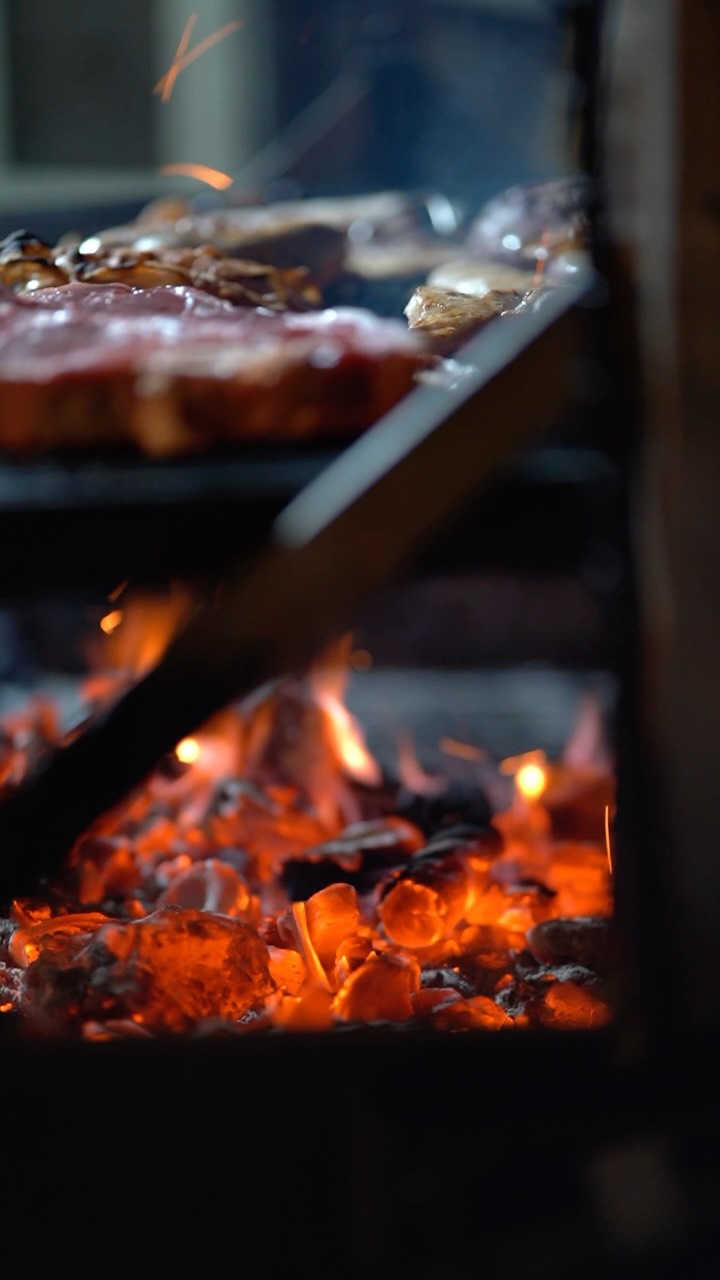 Chuletones madurados al punto perfecto, brochetas jugosas y ese sabor ahumado inconfundible que solo se consigue con el carbón tradicional. Si eres amante de la buena carne, este es tu sitio.🥩🔥

🍷 Ven a maridarlo con nuestra selección de vinos en un entorno inmejorable.

-⁣⁣⁣⁣⁣
RESERVAS: ☎️ 971 56 72 70⁣⁣⁣⁣⁣⁣⁣⁣⁣⁣
📍Carretera Son Servera - Capdepera Km.2 ⁣

··

Perfekt gereifte Steaks, saftige Spieße und dieser unverwechselbare Rauchgeschmack, den man nur mit traditioneller Holzkohle hinbekommt. Wenn du ein Liebhaber von gutem Fleisch bist, bist du hier genau richtig.🥩🔥

🍷 Komm vorbei und genieße dazu unsere Weinauswahl in einem unvergleichlichen Ambiente.

-⁣⁣⁣⁣⁣
RESERVIERUNGEN: ☎️ 971 56 72 70⁣⁣⁣⁣⁣⁣⁣⁣⁣⁣
📍Carretera Son Servera – Capdepera, km 2