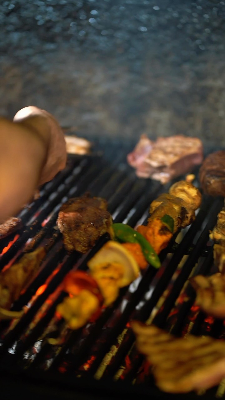 Donde el horno de leña y el grill se reparten el protagonismo.
 Sabores intensos, aromas que lo llenan todo y una cocina que respeta el producto y enciende el apetito. 🥩🍖🍅

En Binicanella, el fuego lento y las brasas hacen magia.🔥 

··

Where the wood-fired oven and grill share the spotlight.
Intense flavours, aromas that fill the air, and cuisine that respects the ingredients and whets the appetite. 🥩🍖🍅

At Binicanella, slow cooking and embers work their magic.🔥