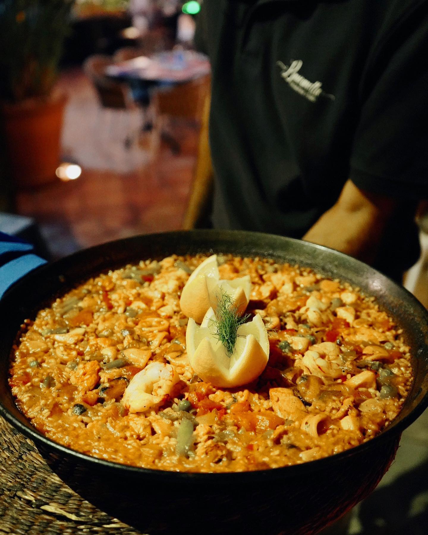 ¡Última semana para que puedas disfrutar de una de nuestras paellas! 
Aprovecha que el sol sigue saliendo hoy y disfrútala con quien tú prefieras. 🤗⁣

D E L I C I O S A 👌⁣

-⁣⁣
☎️ 971 56 72 70⁣⁣⁣⁣⁣
📍Carretera Son Servera - Capdepera Km.2⁣

—

Die letzte Woche, in der Sie eine unserer Paellas genießen können! 
Nutzen Sie die Tatsache, dass die Sonne heute noch scheint, und genießen Sie sie mit der Person Ihrer Wahl. 🤗

D E L I C I O S A 👌

-
☎️ 971 56 72 70
📍Straße Son Servera - Capdepera Km.2