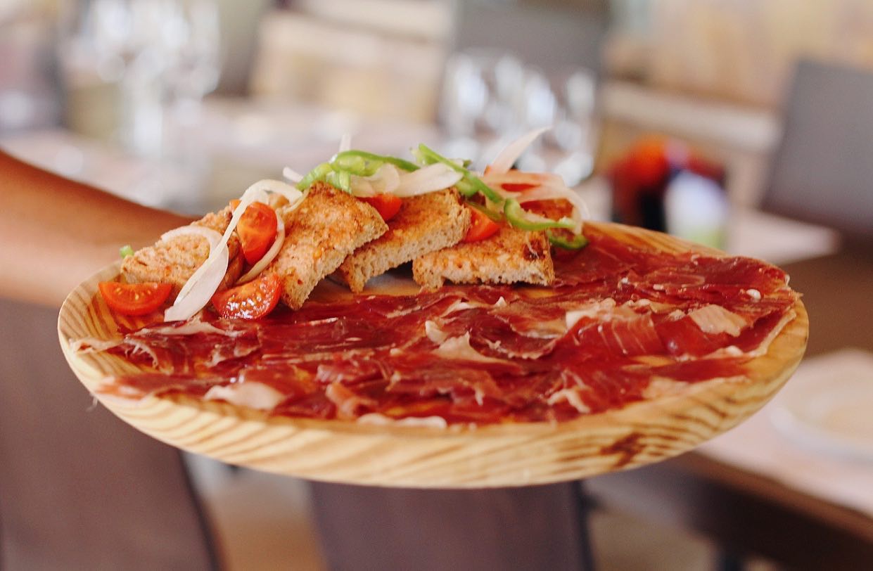 Pocas cosas más mallorquinas que el pa amb oli y nada más español que el delicioso jamón serrano. 🤤

¿Lo has probado ya? 

RESERVA YA TU MESA: ⁣
☎️ 971 56 72 70⁣⁣⁣⁣⁣⁣⁣⁣
📍Carretera Son Servera - Capdepera Km.2⁣

___

Es gibt kaum etwas Mallorquinischeres als pa amb oli und nichts Spanischeres als köstlichen Serrano-Schinken. 🤤

Haben Sie ihn schon probiert? 

RESERVIEREN SIE JETZT IHREN TISCH.
☎️ 971 56 72 70
📍Straße Son Servera - Capdepera Km.2